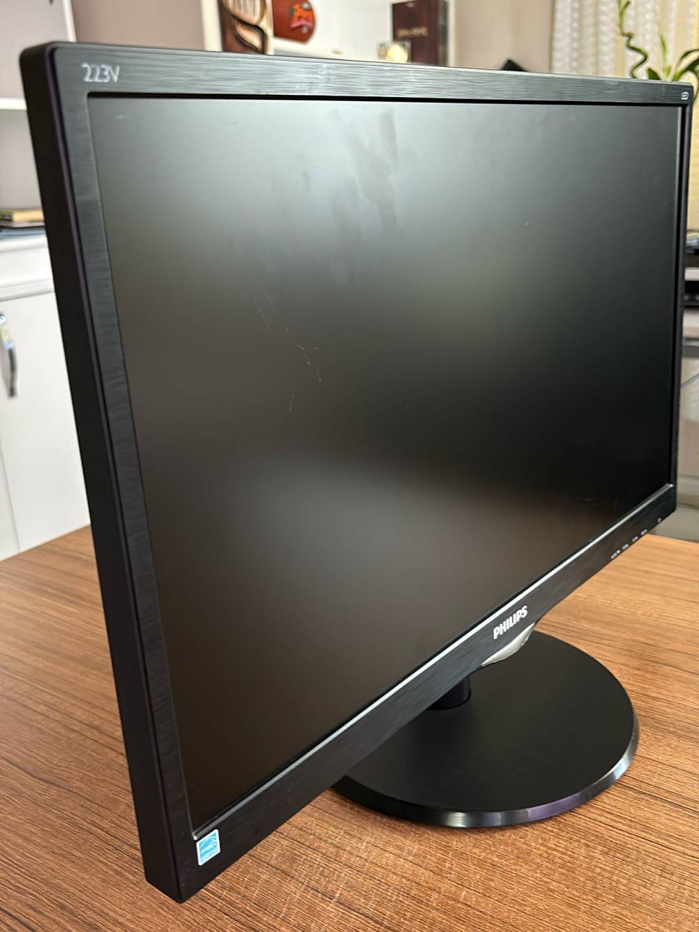 Blick von schräg vorn auf einen getesteten 22-Zoll-Monitor.