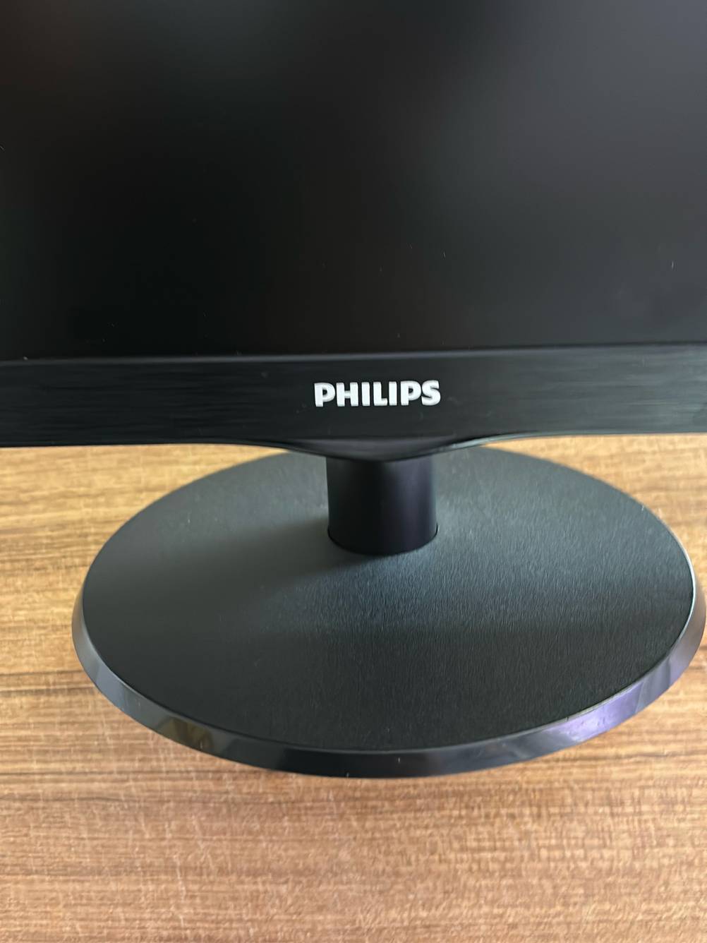 22-Zoll-Monitor-Test: Frontansicht des Standfußes eines Geräts von Philips.