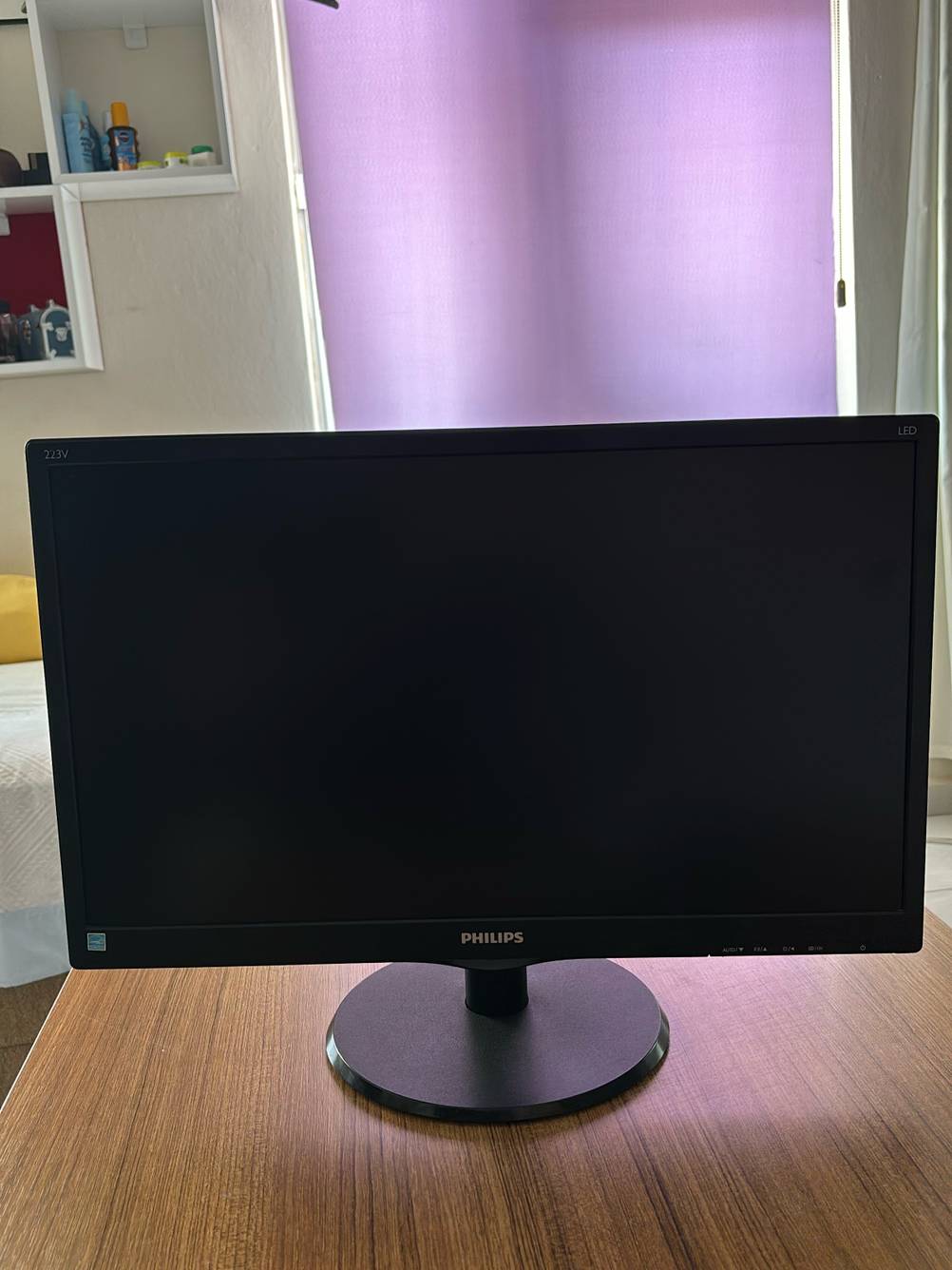 Ein 22-Zoll-Monitor steht zum testen auf einem Holztisch.