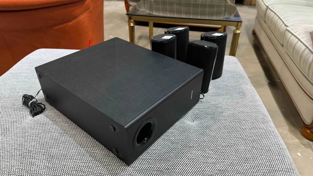 Blick von oben auf das Hauptgerät eines 5-1-Soundsystems im Test, die Lautsprecher im Hintergrund.
