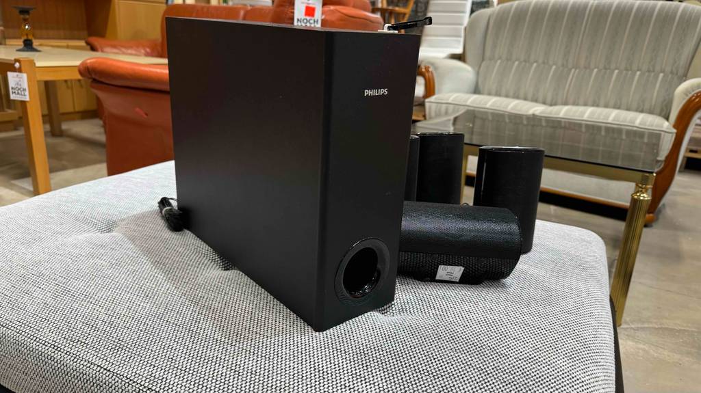 Auf einer Couch steht ein getestetes 5-1-Soundsystem.