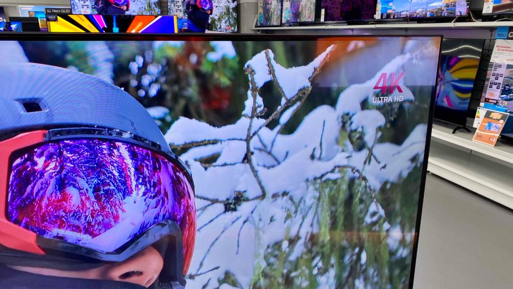 Auf Bildschirm des getesteten 70-Zoll-Fernsehers ist ein Skifahrer zu sehen. 