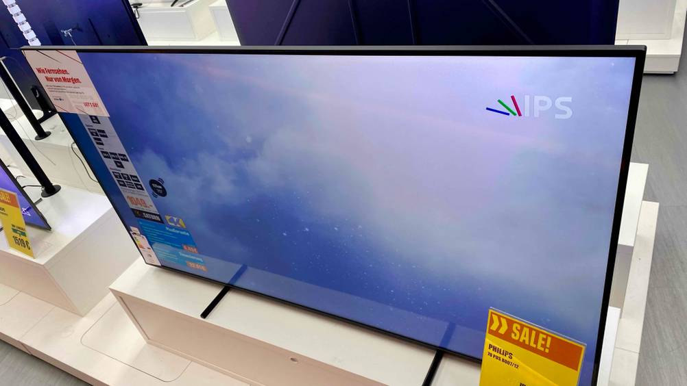 70-Zoll-Fernseher getestet: Auf dem Fernseher sind einige Aufkleber angebracht.