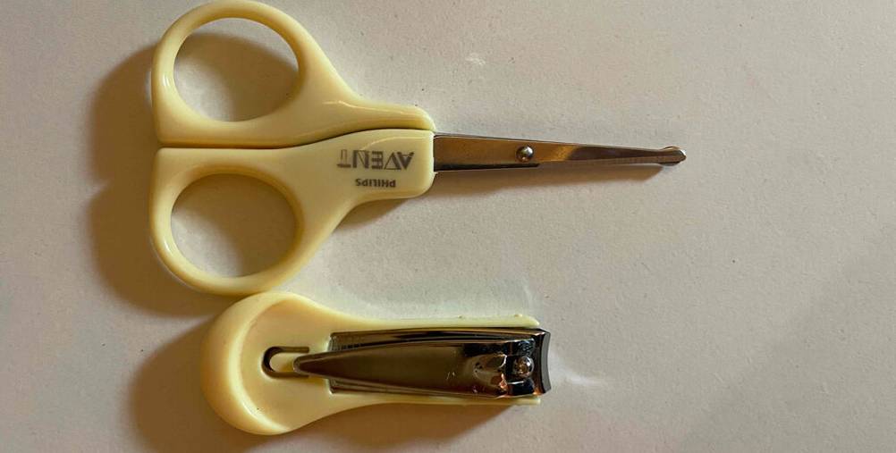 Baby-Nagelscheren im Test: Neben der Schere liegt ein Nagelknipser.