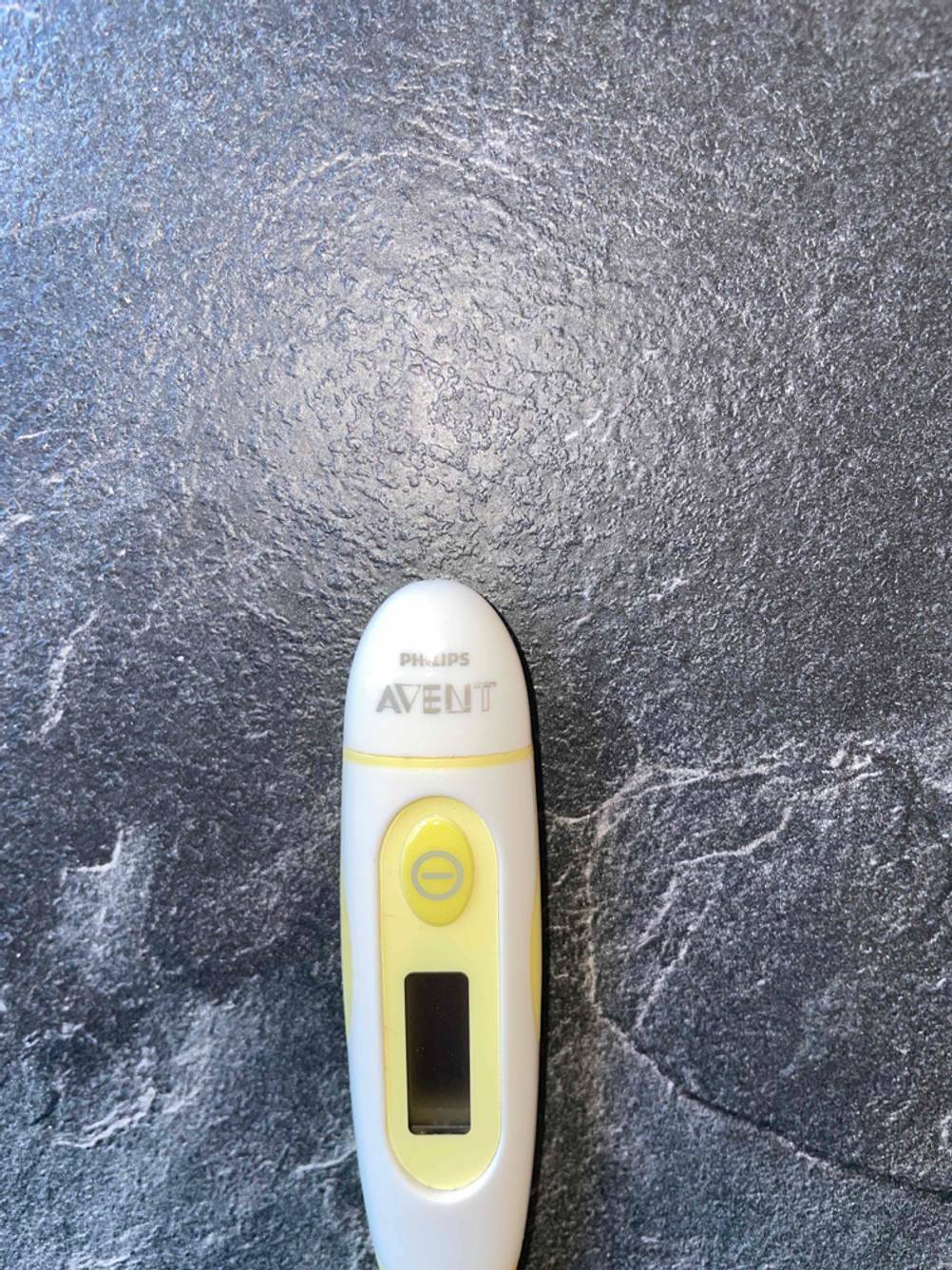 Im Test: Nahaufnahme des Logos auf einem Baby-Fieberthermometer.