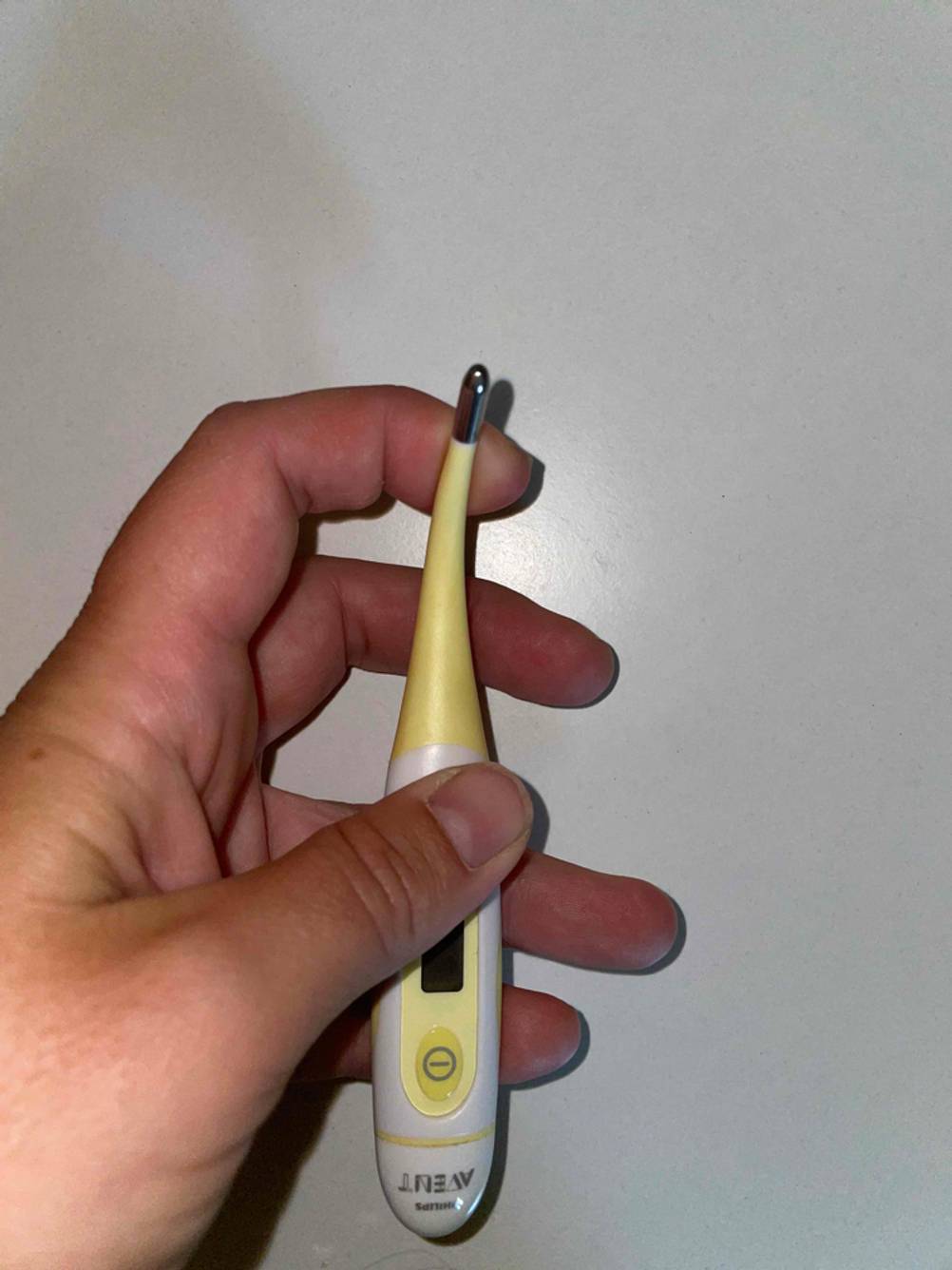 Baby-Fieberthermometer getestet: Eine Hand biegt die Spitze des Thermometers.
