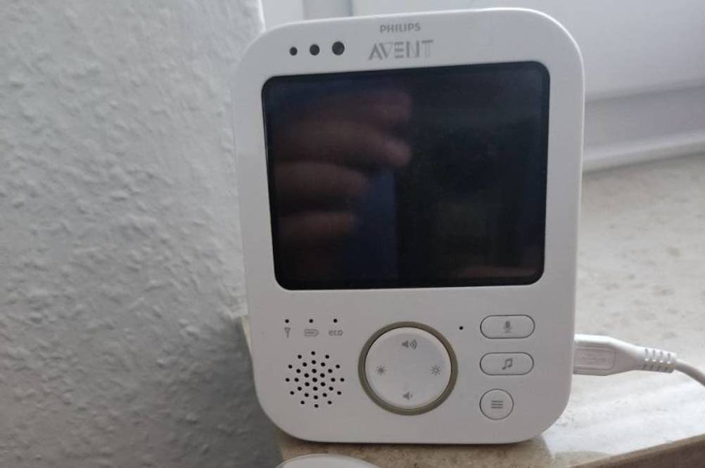 Baby-Kamera im Test: Blick auf den ausgeschalteten Bildschirm im weißen Design, der auf einer Fensterbank steht.