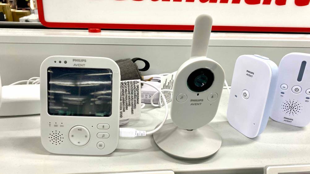 Im Test: Ein Babyphone von vorne auf einem Verkaufsregal neben anderen Produkten.
