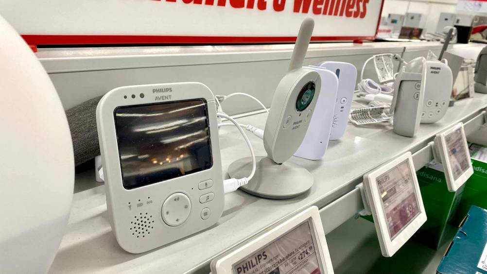 Babyphone-Test: Ein Gerät von schräg seitlich auf einem Verkaufsregal stehend mit Preisangabe.
