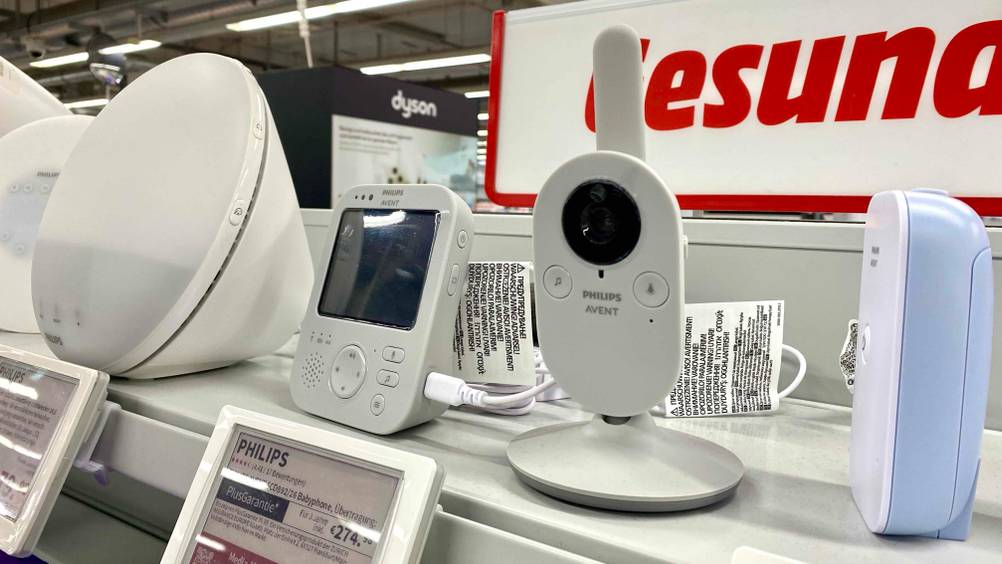 Ein getestetes Babyphone in einem Verkaufsregal zwischen anderen Geräten, davor ein Preisschild.