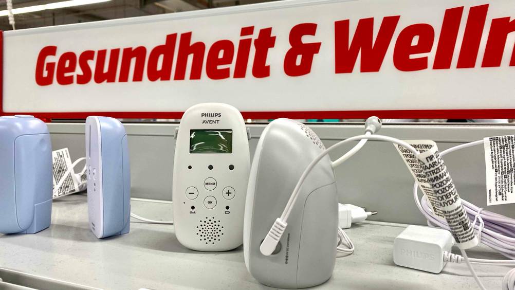 Babyphone mit hohe Reichweite-Test: Ein Gerät von hinten auf einem Verkaufsregal.