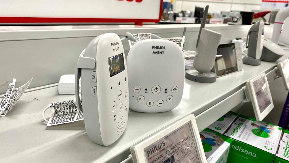 Babyphone mit hohe Reichweite getestet: Ein Gerät von schräg seitlich auf einem Verkaufsregal.