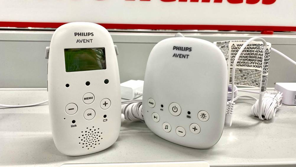 Ein Babyphone mit hohe Reichweite im Test auf einem Verkaufsregal von vorne.