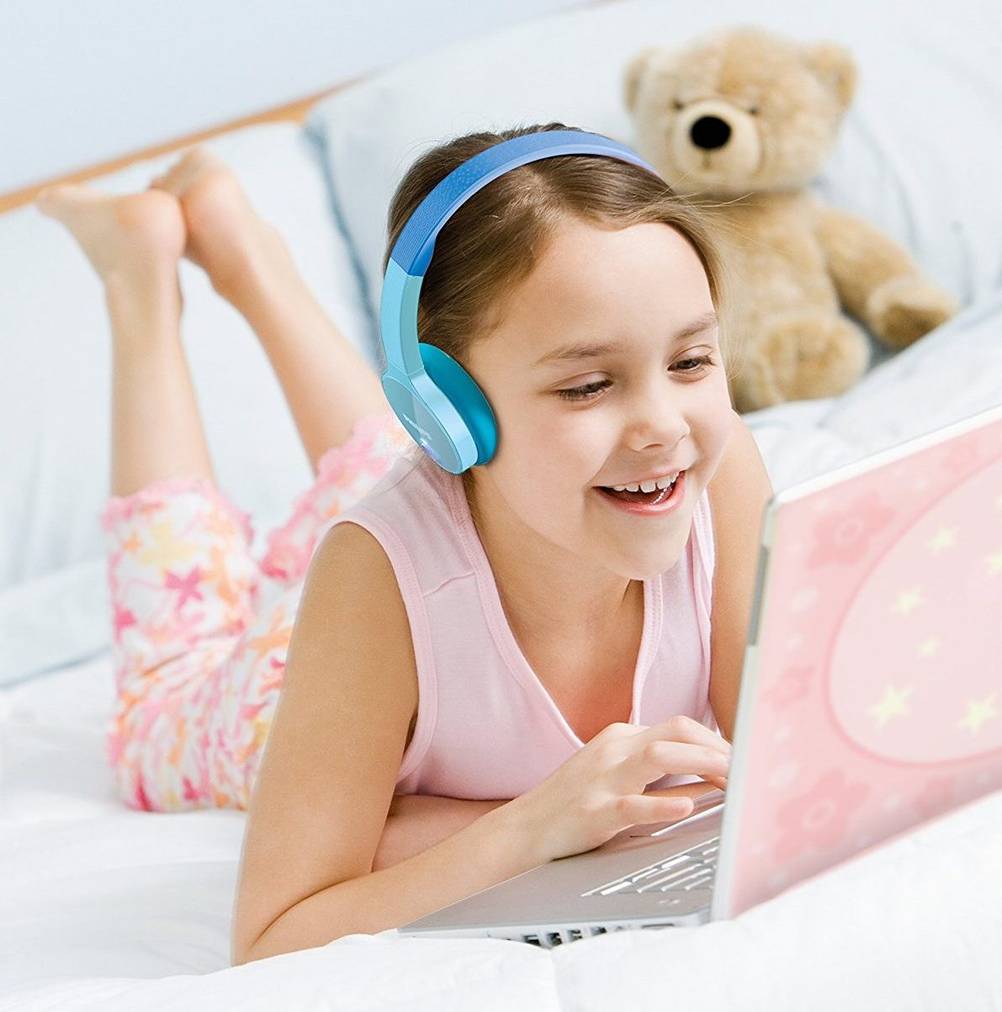 Kinderkopfhörer von Philips im Test: Ein Mädchen mit Kopfhörern vor ihrem Laptop.