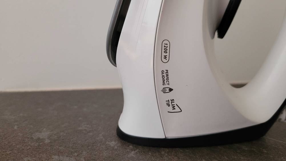 Die Eigenschaften des Models sind auf einem getesteten Philips Bügeleisen aufgedruckt.
