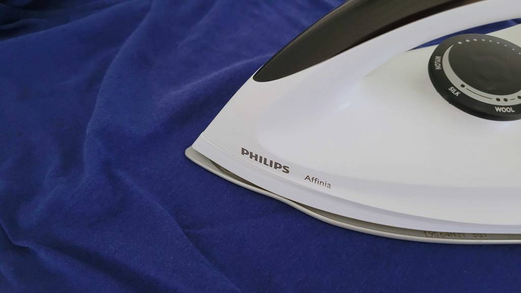Vordere Spitze eines getesteten Philips Bügeleisens in Detailansicht.