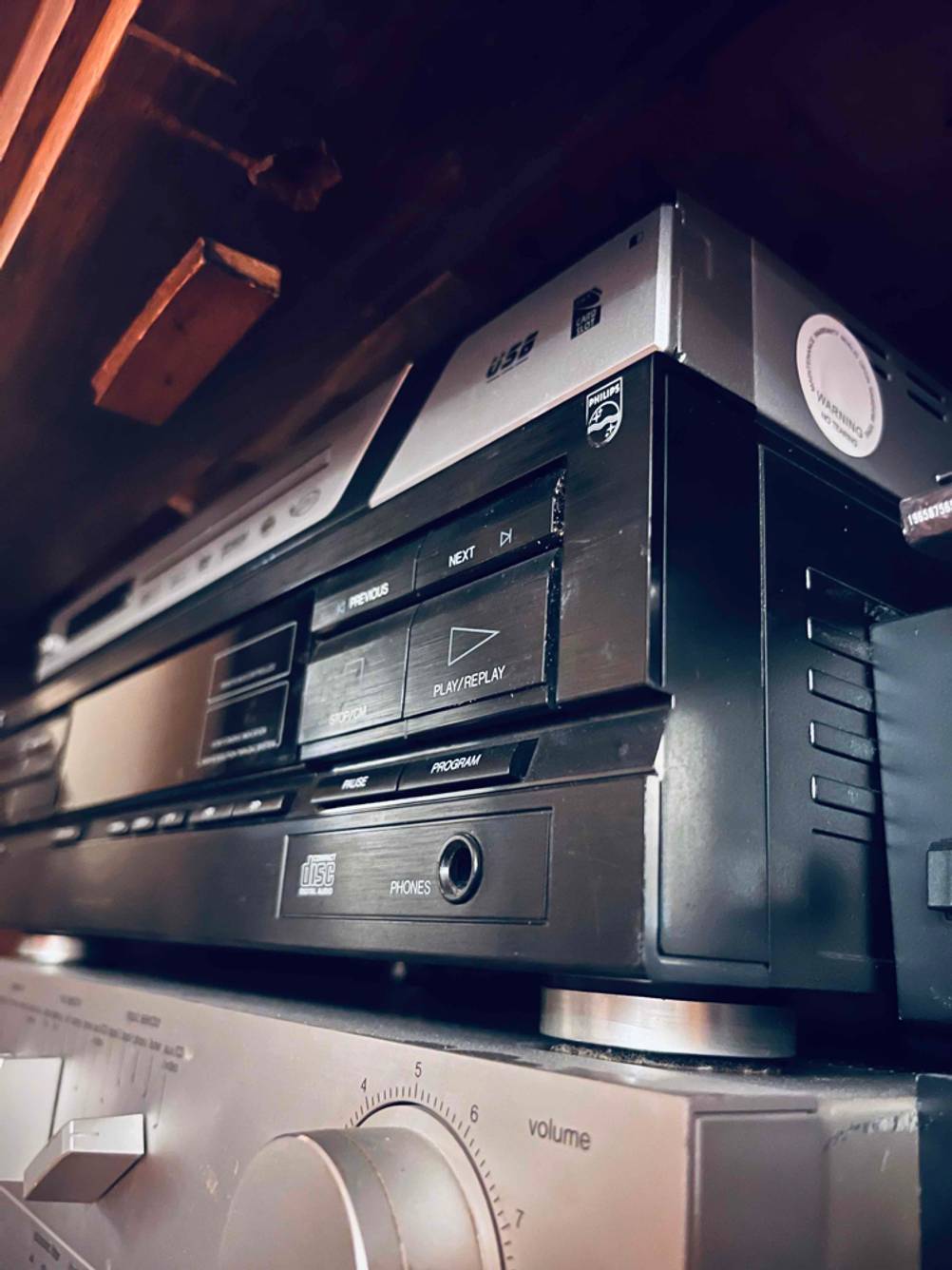 Getesteter Philips CD-Player befindet sich zwischen zwei weiteren Geräten.