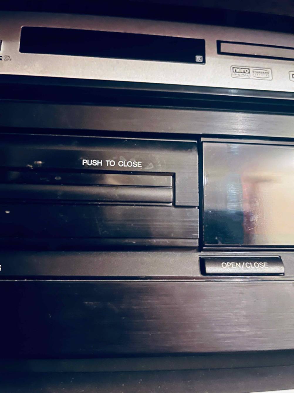 Philips CD-Player im Test: CD-Player hat ein schwarzes Design.