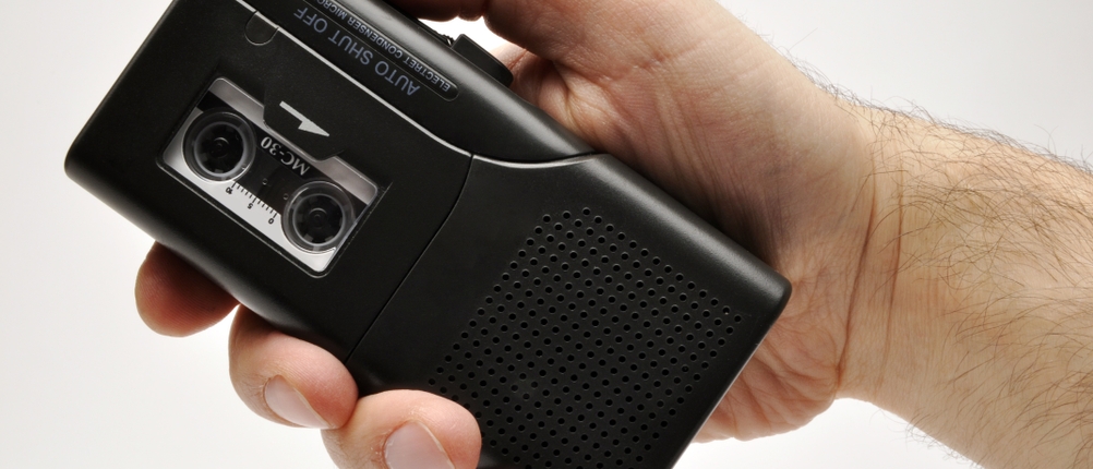 Ein Mann hält ein Philips-Diktiergerät aus dem Test in der Hand