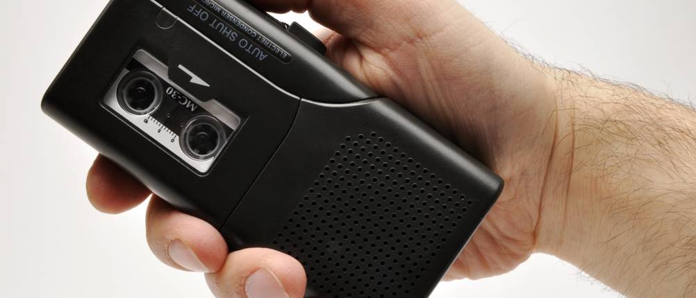 Ein Mann hält ein Philips-Diktiergerät aus dem Test in der Hand