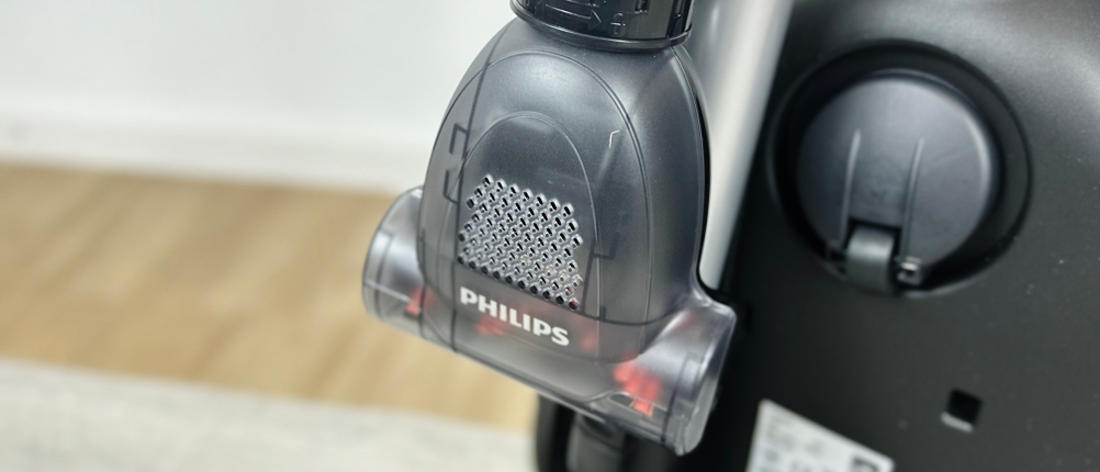 Die Tierhaarbürste des Philips FC9555/09 ist am Staubsaugerrohr angebracht. Sie ist kompakt und mit rotierenden Borsten ausgestattet.