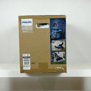 Die linke Seite der Verpackung des Philips FC9555/09 zeigt mehrere Bilder des Staubsaugers und Zubehörs. Die wichtigsten Produktdetails sind visuell hervorgehoben.
