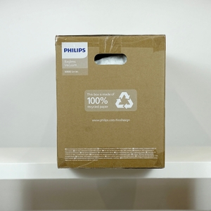 Die rechte Seite der Verpackung des Philips FC9555/09 Staubsaugers hebt die Verwendung von Recyclingmaterial hervor. Die Box besteht laut Aufdruck aus 100 % recyceltem Papier.