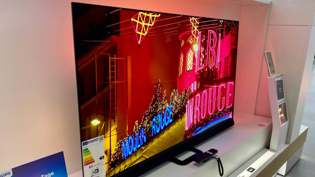 Getesteter Philips-Fernseher mit 55 Zoll steht auf einem Regal.