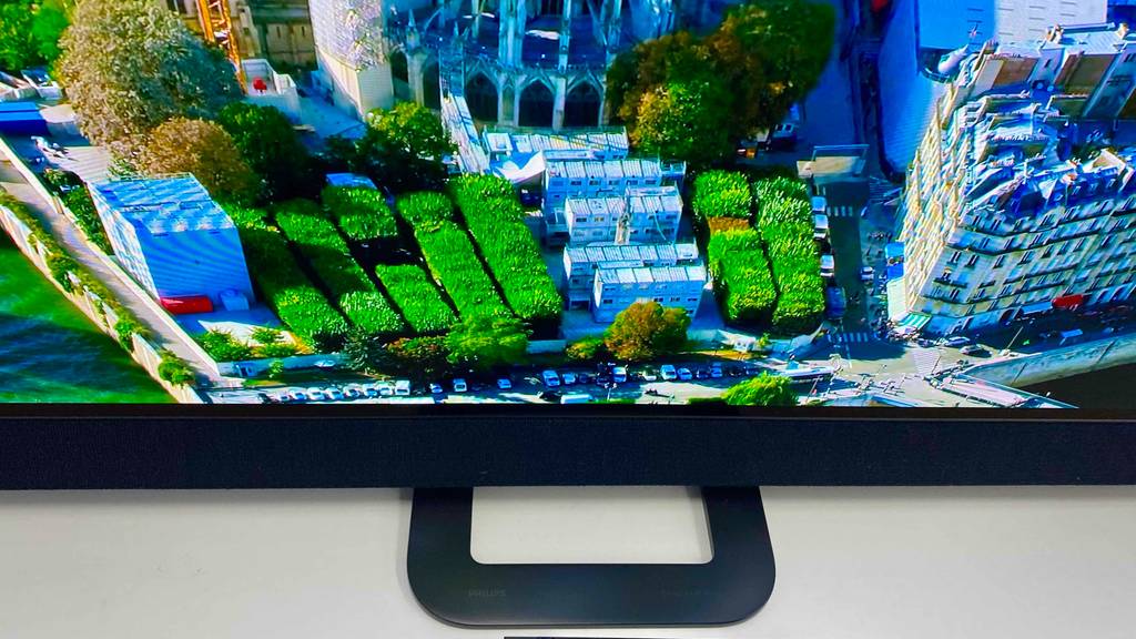 Getesteter Philips-Fernsehern in 55 Zoll steht auf einem hellen Untergrund.