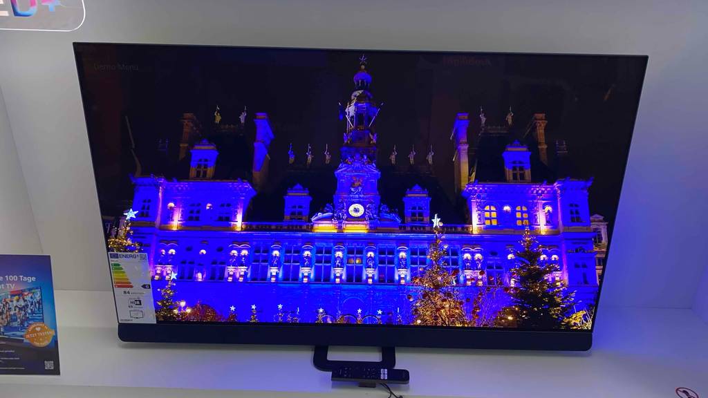 Philips-Fernseher in 55 Zoll im Test: Fernseher steht vor einer hellen Wand.