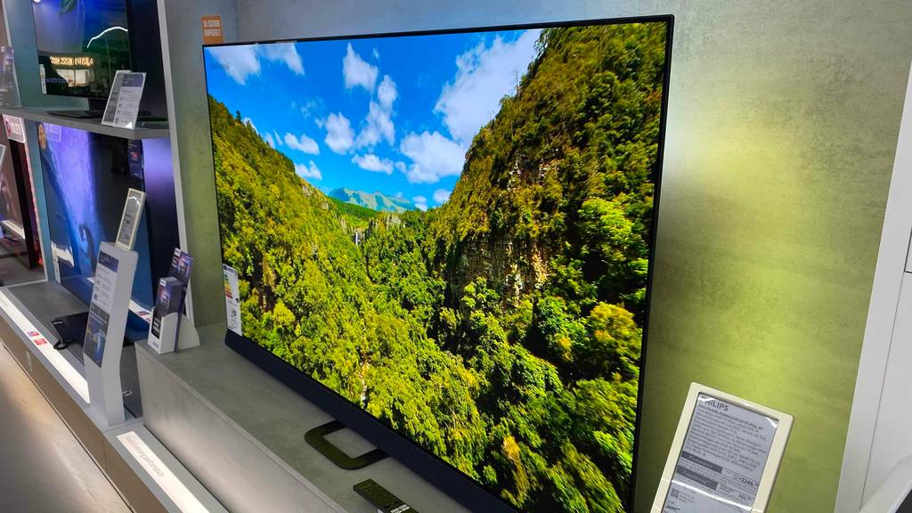 Neben getestetem Fernseher von Philips stehen weitere Geräte.