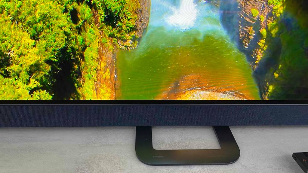 Philips-Fernseher im Test: Fernseher steht auf hellem Untergrund.