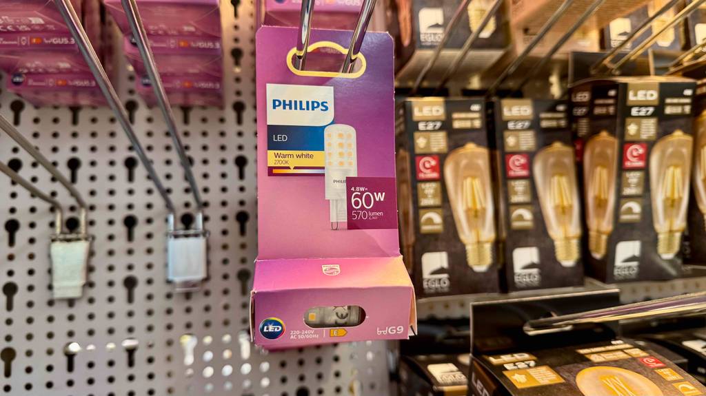 Ein original verpacktes dimmbares G9-LED im Test hängt neben weiteren Verpackungen an einem Verkaufsstand.