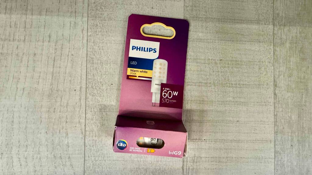 Ein original verpacktes, getestetes dimmbares G9-LED liegt auf dem Boden.
