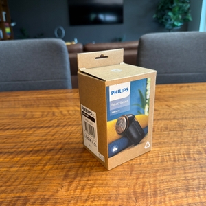 Der Karton des Philips GC026/ 00 steht auf einem Tisch