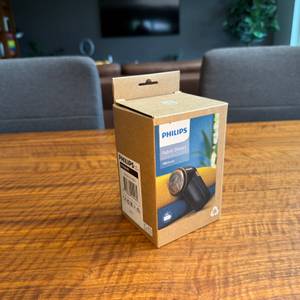 Der Karton des Philips GC026/ 00 steht auf einem Tisch