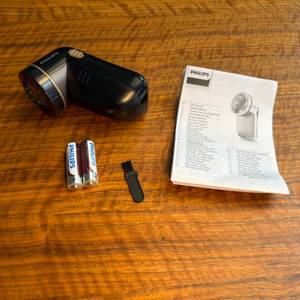 Der Lieferumfang des Philips GC026/ 00 liegt auf einem Tisch