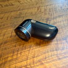 Der Philips GC026/ 00 liegt auf einem Holztisch