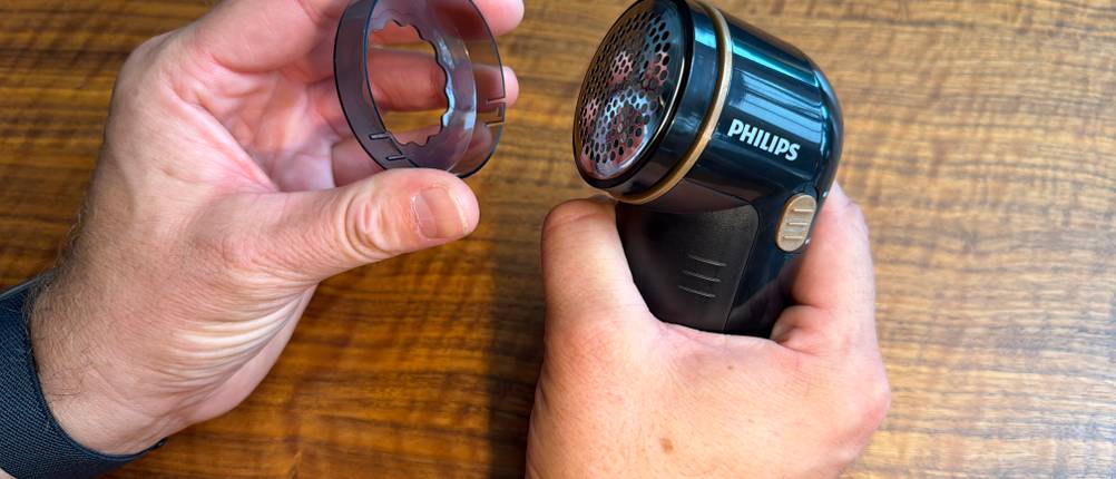 Eine Hand hat den Abstandshalter des Philips GC026/ 00 entfernt