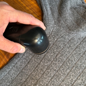 Fussel werden mit dem Philips GC026/ 00 von einem Pullover entfernt