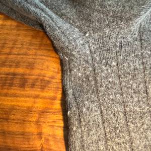 Fussel befinden sich vor der Rasur mit dem Philips GC026/ 00 auf einem Pullover