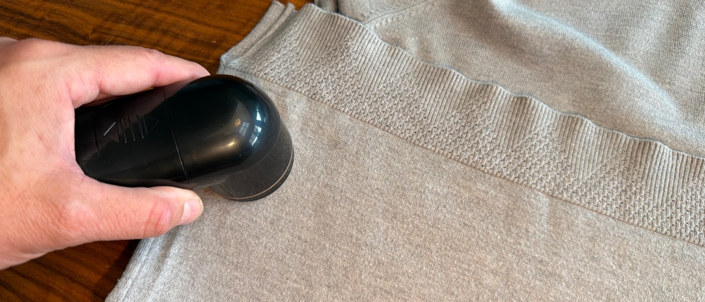 Mit dem Philips GC026/ 00 wird ein Pullover rasiert