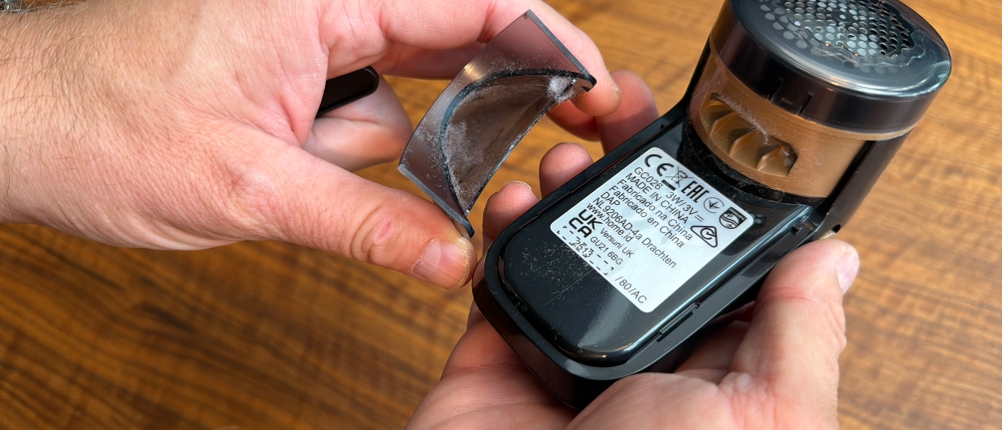 Eine Hand entfernt den Behälter des Philips GC026/ 00