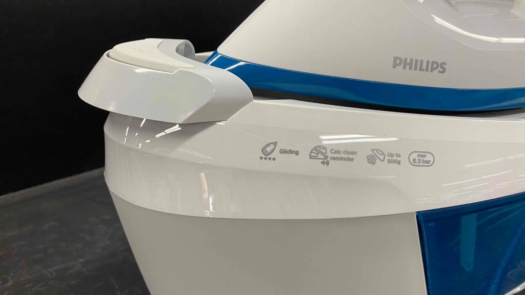 Auf einer getesteten Philips Dampfbügelstation sind die Eigenschaften mit eingedruckt.