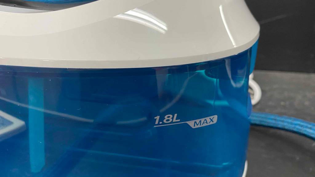 Wassertank mit 1,8 l einer getesteten Philips Dampfbügelstation in Nahansicht.