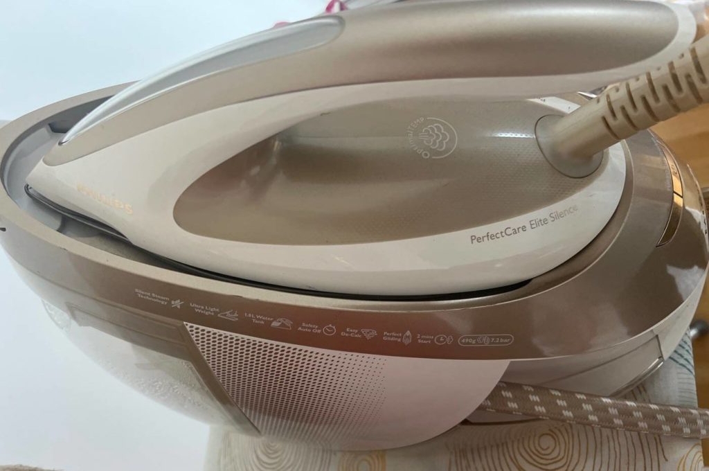 Nahaufnahme einer hellgrau-weißen getesteten Dampfbügelstation PerfectCare Elite Silence von Philips.