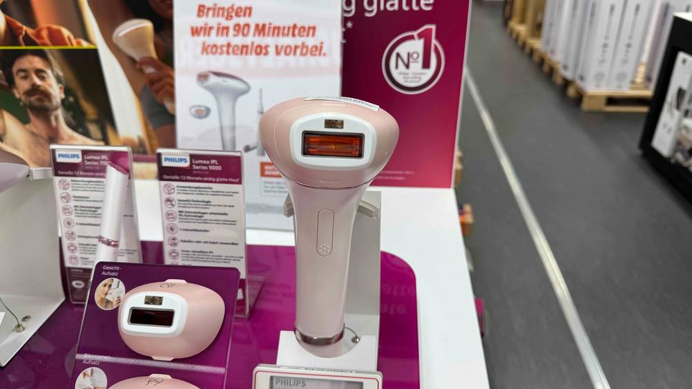 Philips-Haarentferner im Test: Ein Gerät von vorne in einem Ständer auf einem Aufsteller.