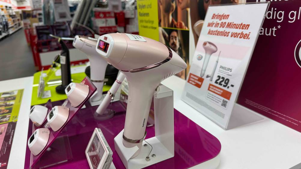 Seitenansicht des Philips-Haarentferner im Test in einem Ständer.