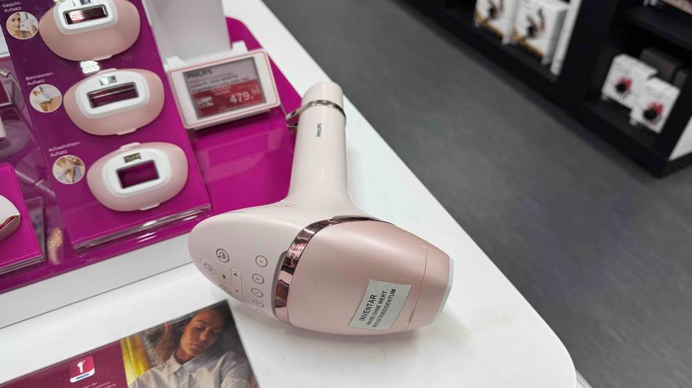 Getestet: Ein Philips-Haarentferner liegt auf einer hellen Fläche.