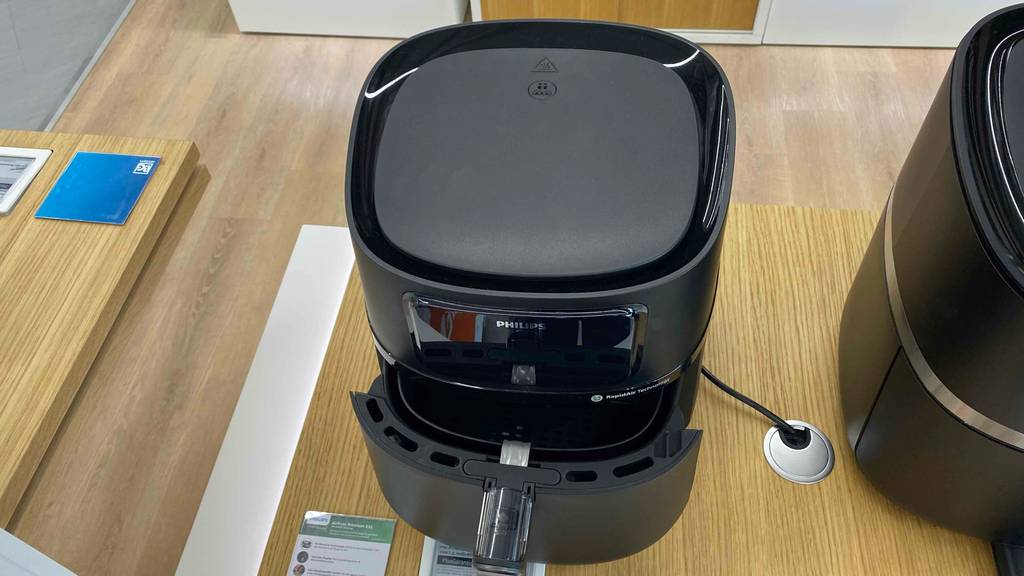 Heissluftfritteuse im Test: Ein Gerät von Philips mit geöffnetem Korb von oben betrachtet.